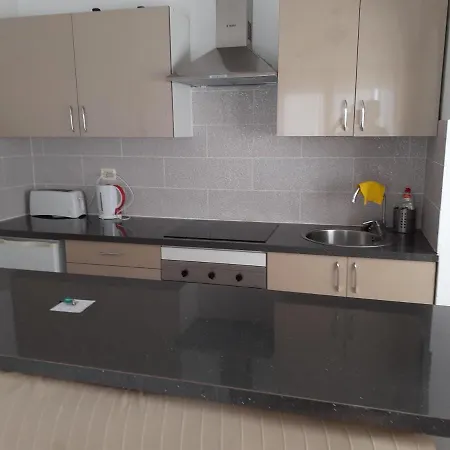 Penthouse With Great Views , Sun All Day , Wifi , New Kitchen. *